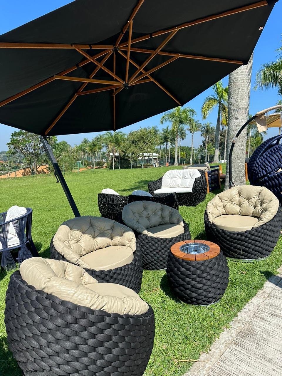 Poltronas em corda náutica com mesa lateral