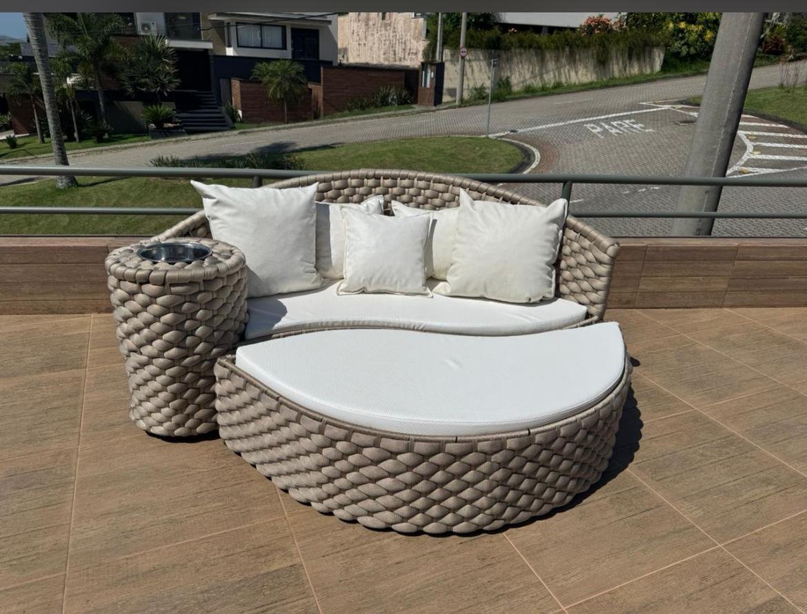 Daybed modular em corda náutica bege com mesa lateral e balde de gelo