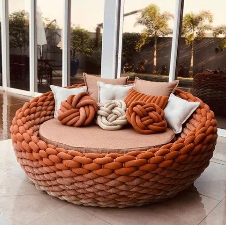 Daybed circular em trama terracota com almofadas e nós decorativos