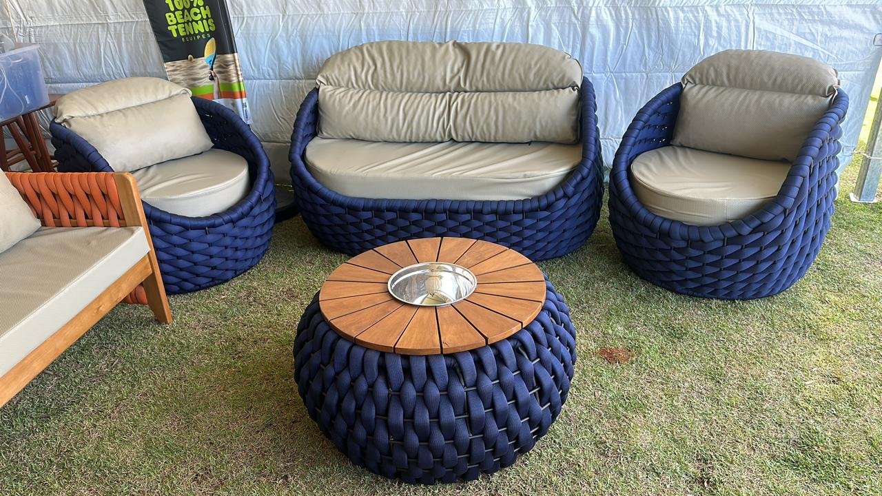 Conjunto lounge em corda náutica azul-marinho com mesa de centro
