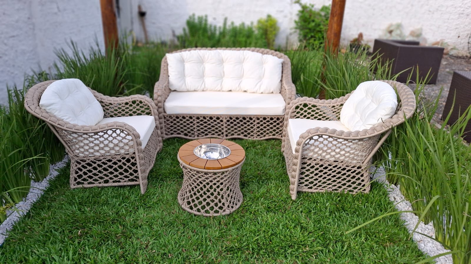 Conjunto lounge em corda náutica bege com mesa e balde de gelo