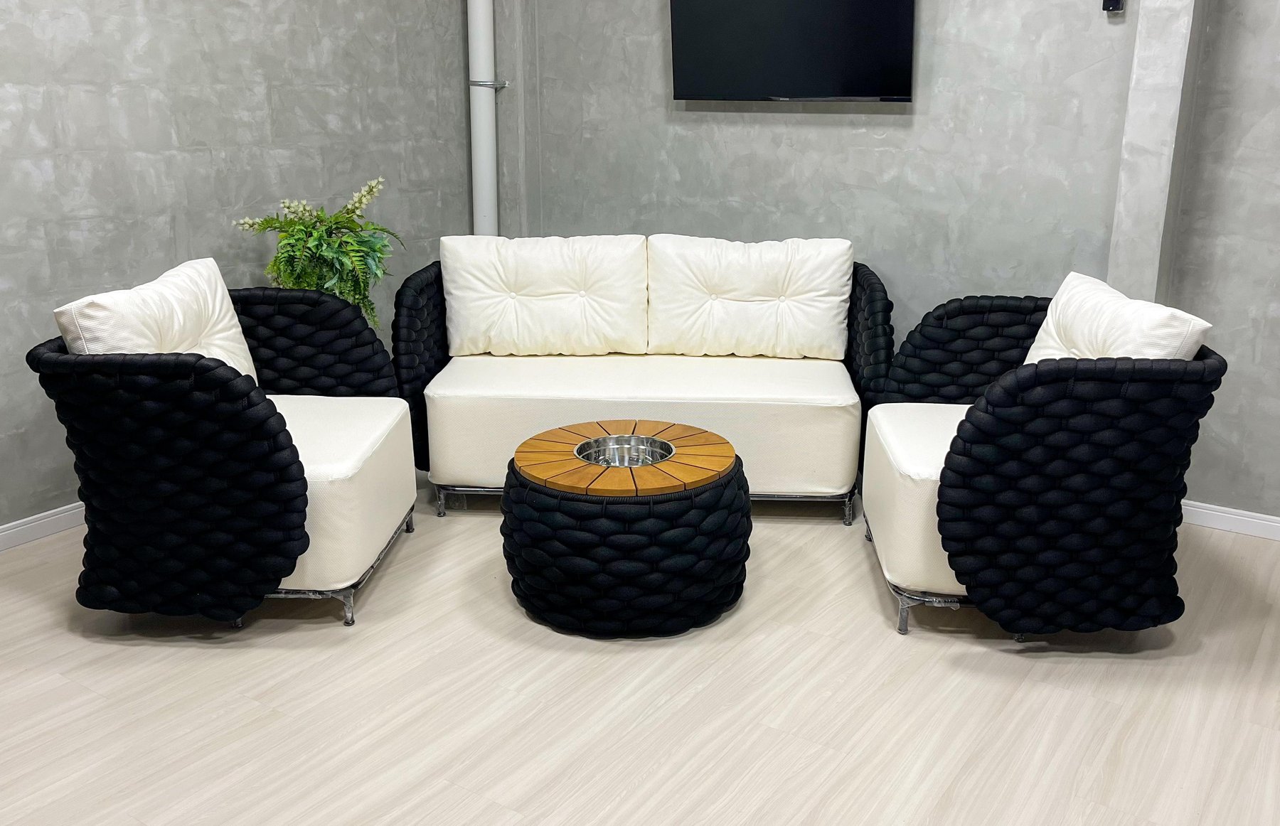 Conjunto lounge em corda náutica preta com almofadas creme