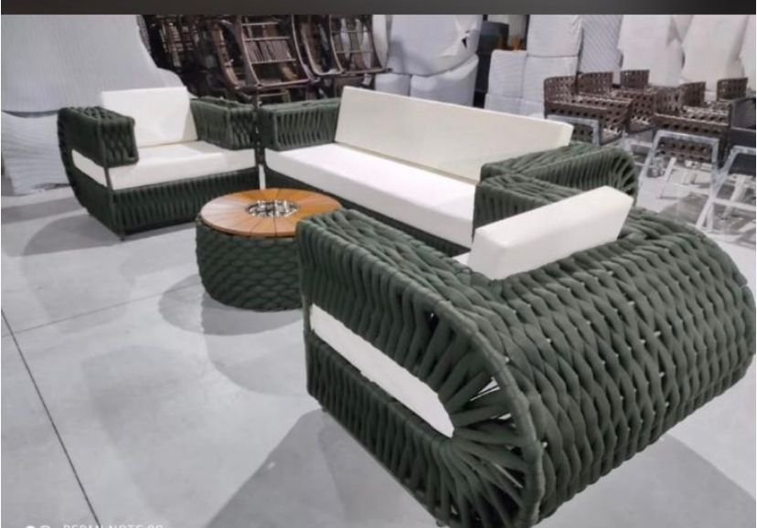 Sofá e poltronas em corda verde com almofadas brancas