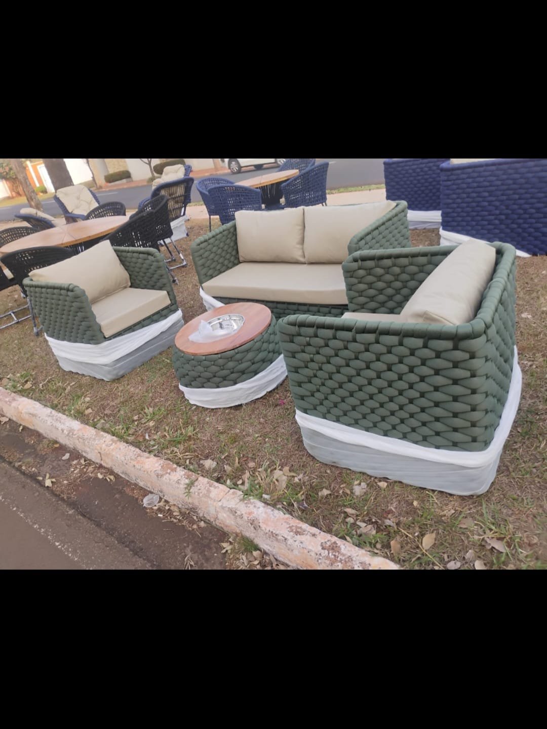 Conjunto lounge em corda náutica verde oliva com almofadas bege