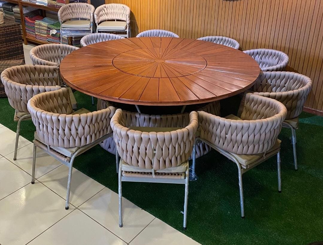 Mesa redonda de madeira com lazy susan e cadeiras em corda bege
