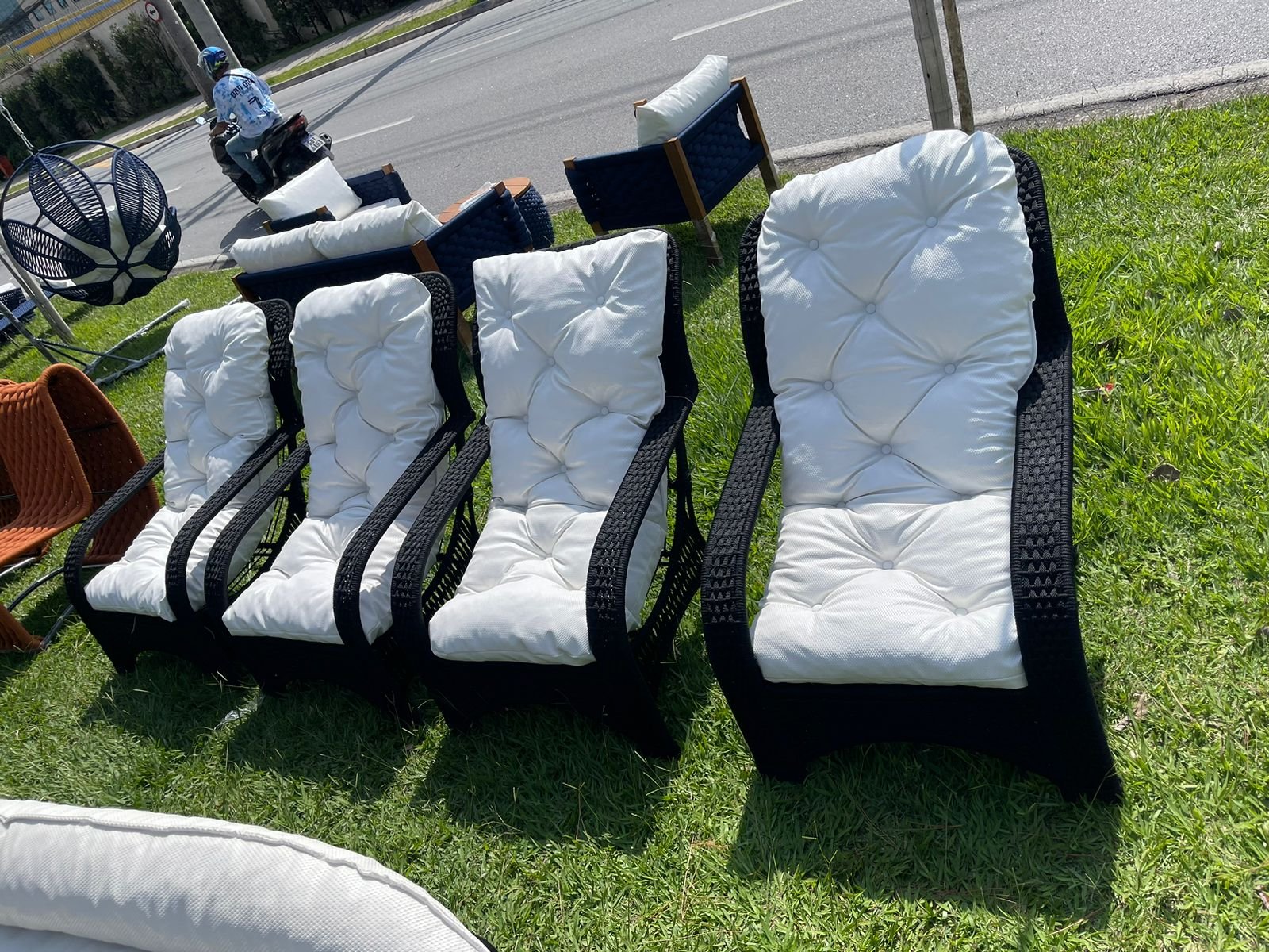 Poltronas em corda náutica preta com almofadas brancas capitonê